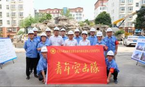 集團(tuán)公司團(tuán)委為洛陽(yáng)市濱河新村改造項(xiàng)目青年突擊隊(duì)授旗！
